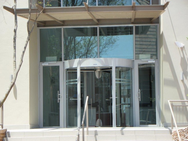 Manual revolving door